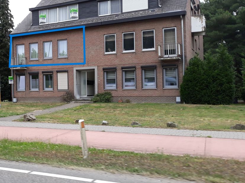 Volledig gerenoveerd 3 slaapkamer appartement, in het mooie Dilsen-Stokkem.&lt;br /&gt;
Voorzien van 3 volwaardige slaapkamers, ruime living, volledig inger